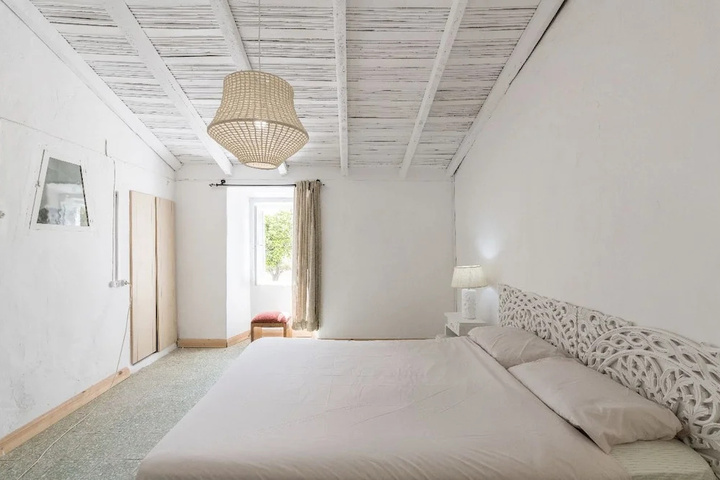 Room 4 of 18