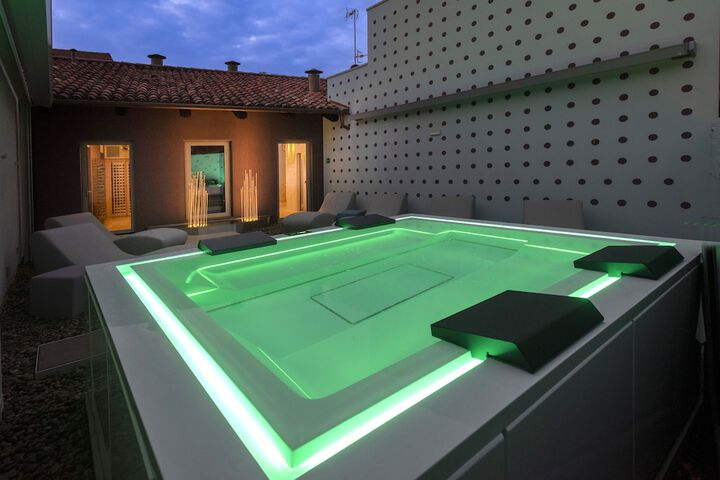 Hot Tub 25 of 58