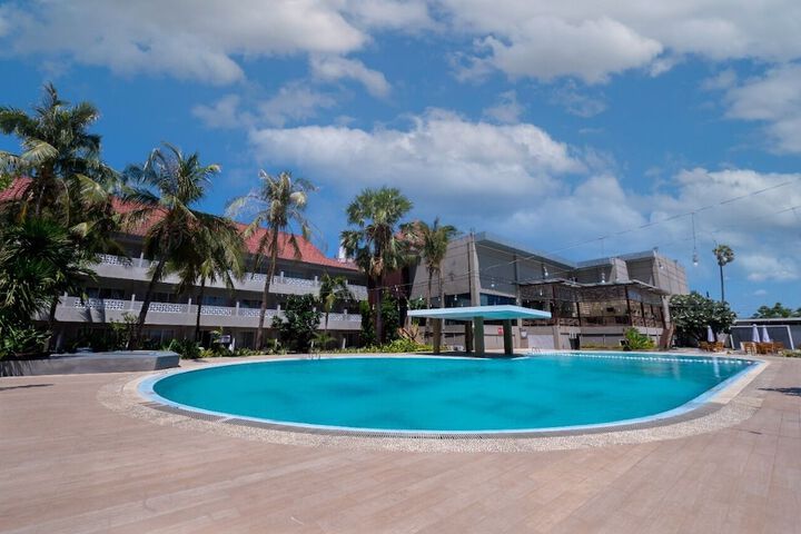 Hotel with Pool