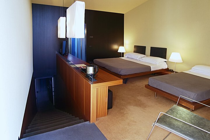 Room 10 of 32