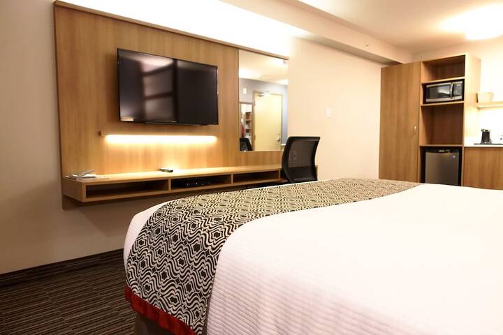 1 Queen Bed (6 of 50)