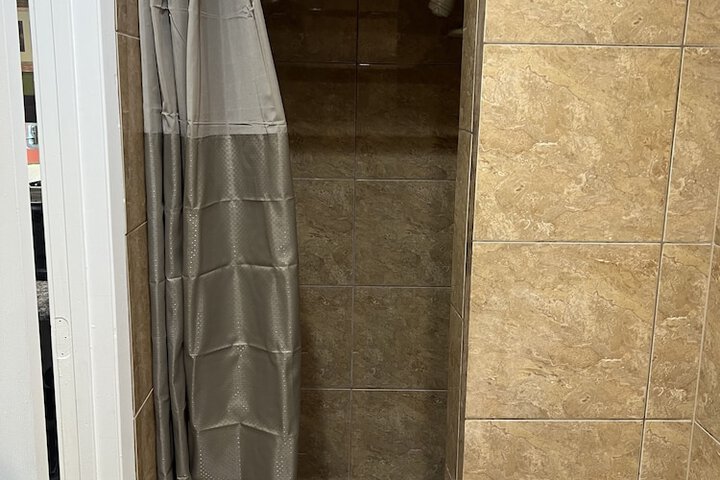 Deluxe Queen Bed (4 of 25)