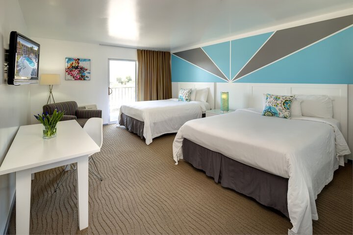 2 Queen Beds (12 of 17)