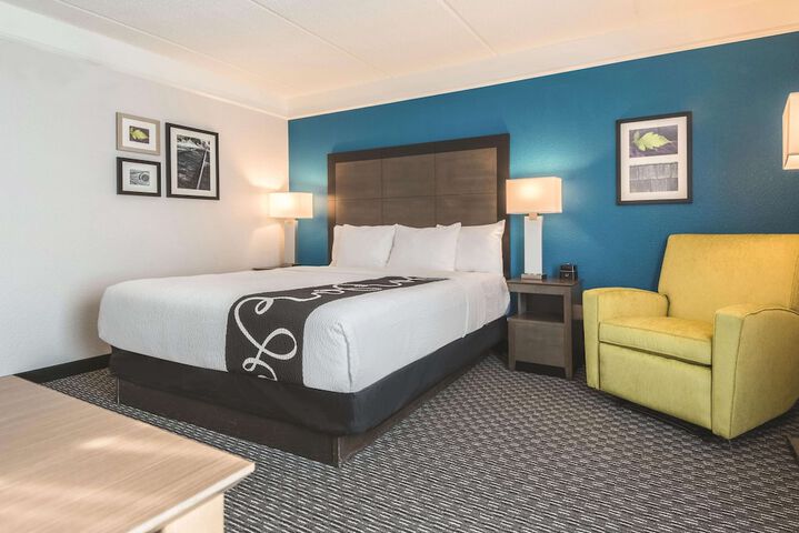 1 King Bed (2 of 22)