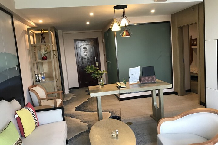 Room 2 of 10