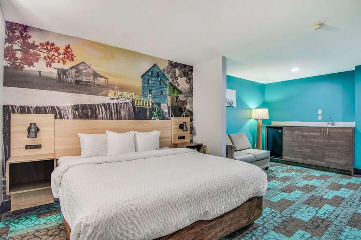 1 King Bed (2 of 11)