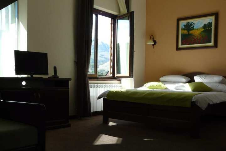 Room 10 of 109