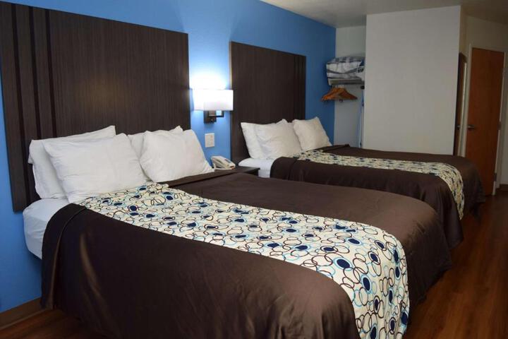 1 Queen Bed (12 of 17)