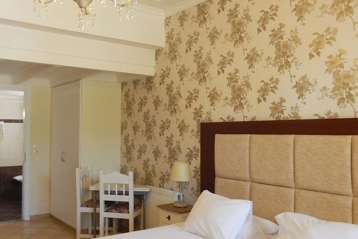 Room 18 of 37