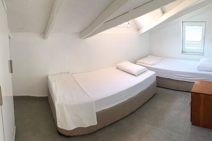 Room 18 of 83