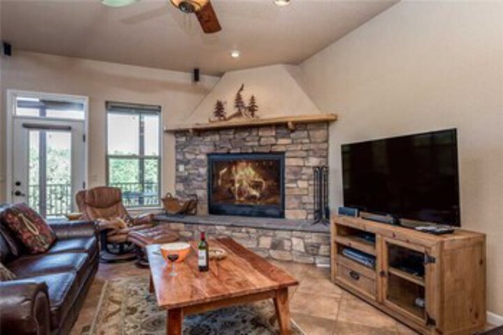 Adobe Mountain Views - Four Bedroom Cabin with Hot Tub
