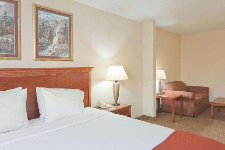 1 King Bed (2 of 10)