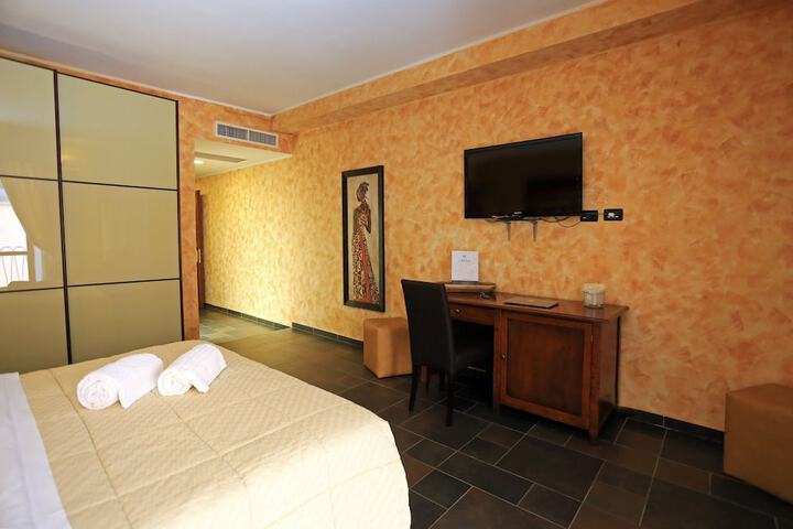 Room 15 of 38