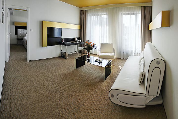 Room 13 of 76