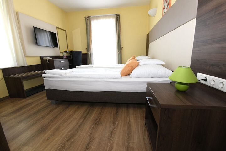 Room 18 of 34
