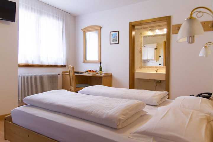 Room 4 of 25
