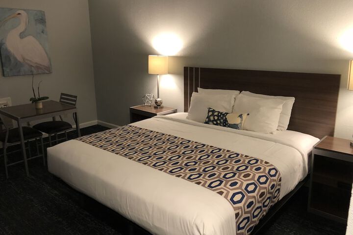 1 King Bed (3 of 7)