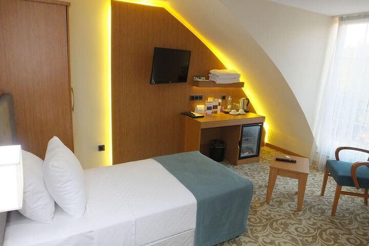 Room 5 of 62