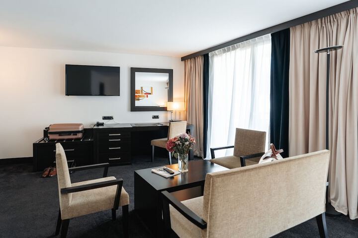 Room 28 of 155