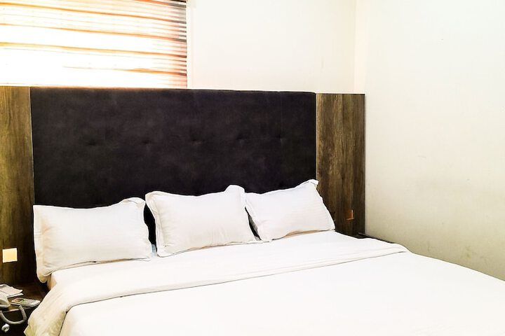 Room 10 of 16