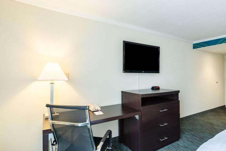 1 King Bed (4 of 12)
