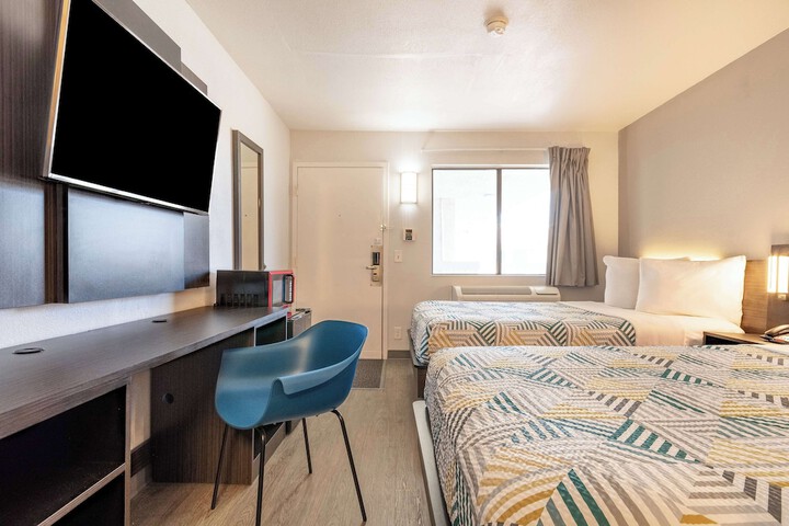 Deluxe Queen Room (2 of 10)