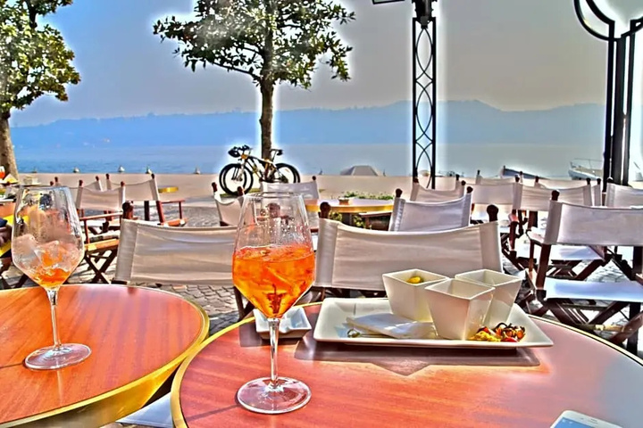 Dining 15 of 17