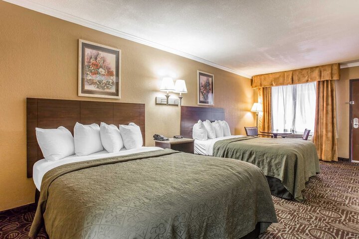 1 Queen Bed (8 of 9)