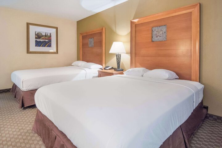2 Queen Beds (6 of 10)