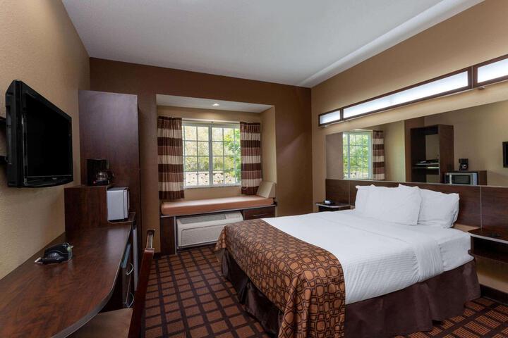 1 Queen Bed Accessible Room (16 of 19)