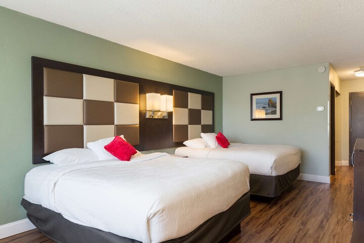 2 Queen Beds (7 of 12)