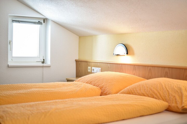 Room 10 of 76