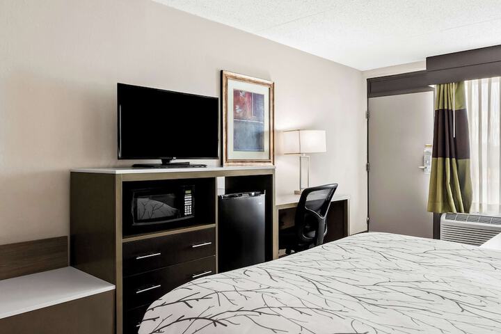 1 Queen Bed Mobility Accessible Bathtub Full Breakfast (2 of 14)