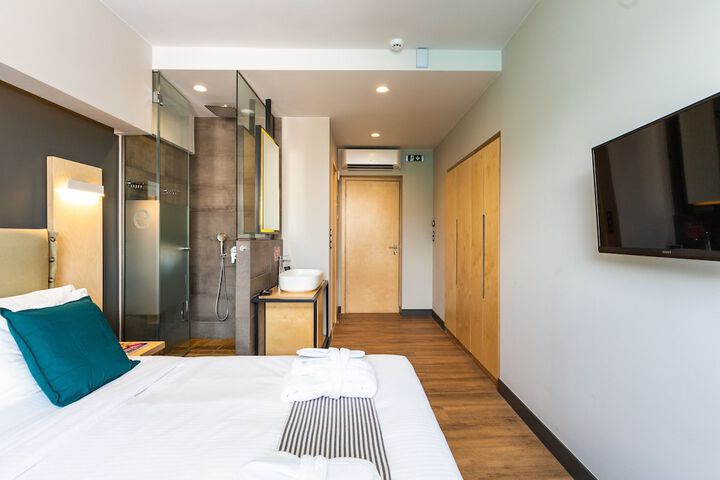 Room 26 of 102