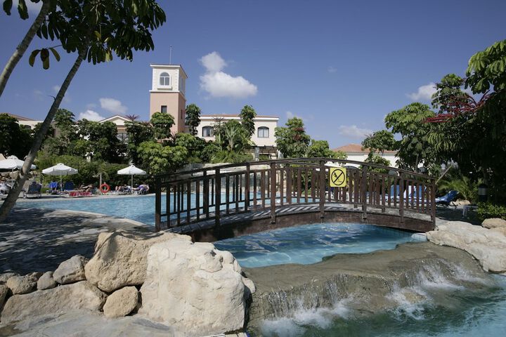 Hotel with Pool