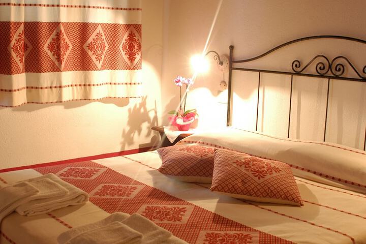 Room 5 of 103