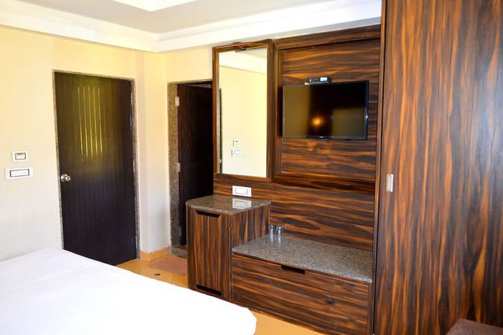 Room 8 of 11