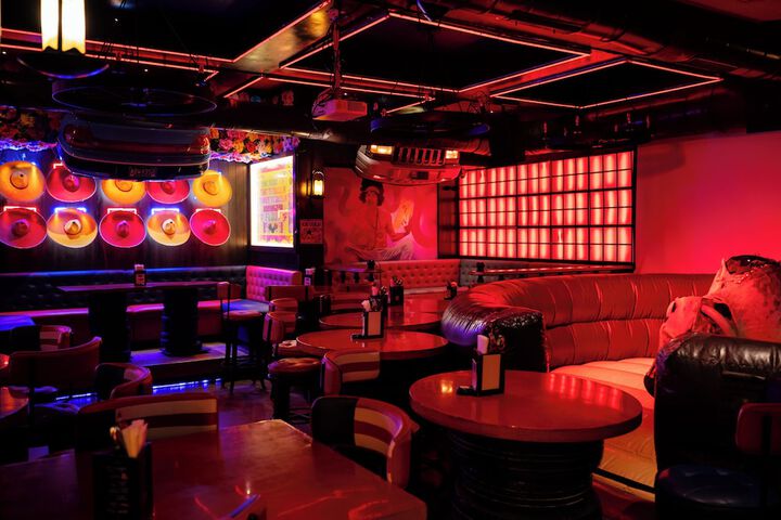 Lounge 26 of 33