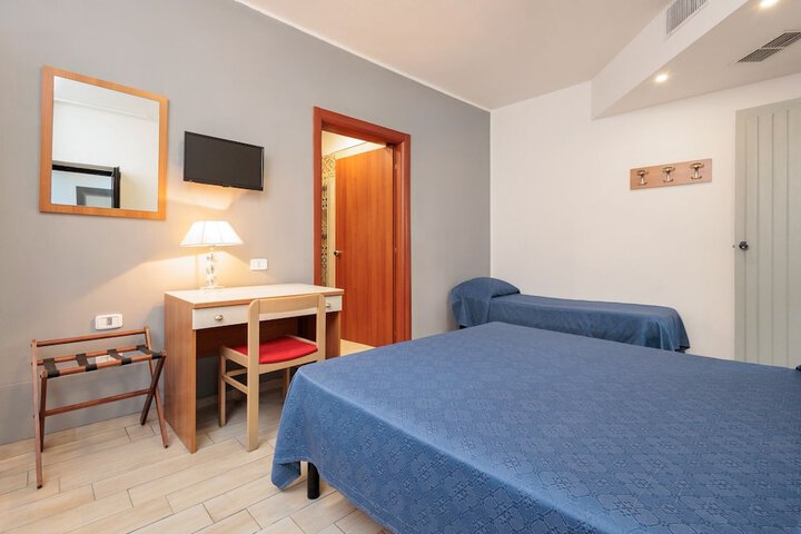 Room 5 of 18