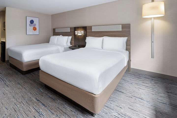 2 Queen Beds (7 of 9)