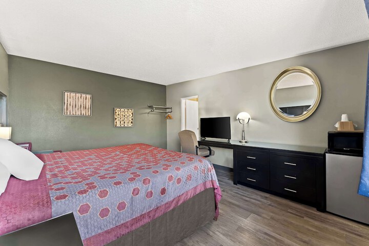 1 King Bed (3 of 9)