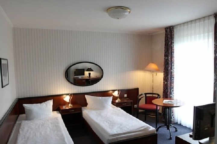 Room 4 of 16