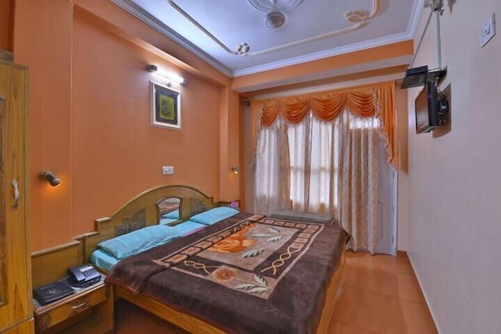 Room 6 of 12
