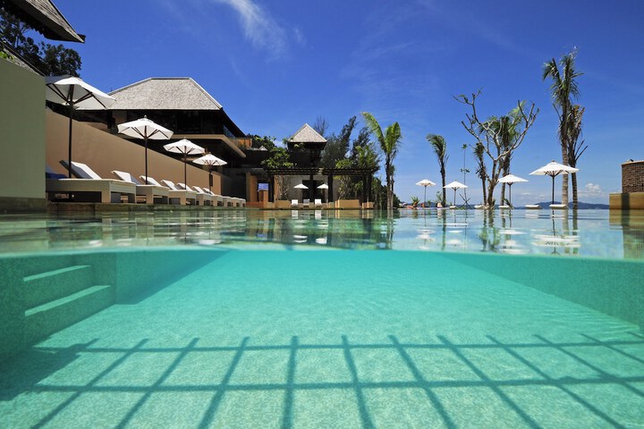 Hotel with Pool