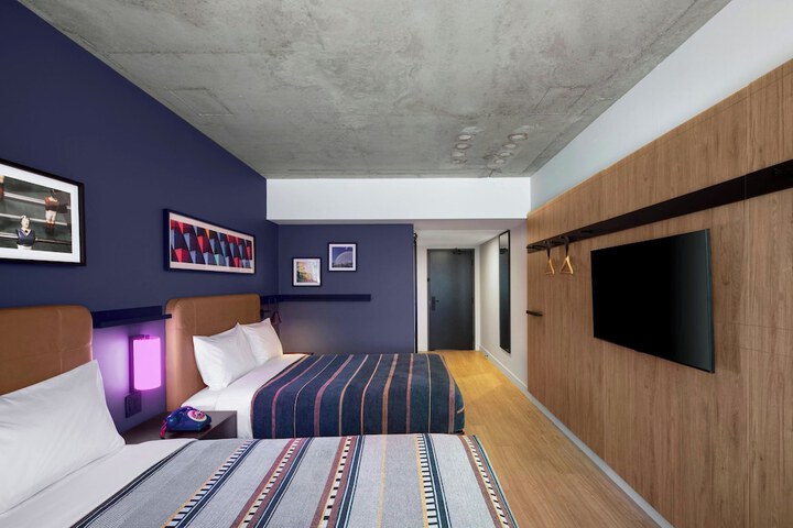 Room 6 of 13