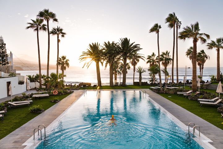 Hotel Pool