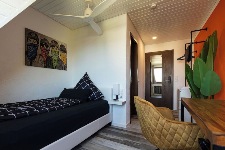 Room 13 of 22