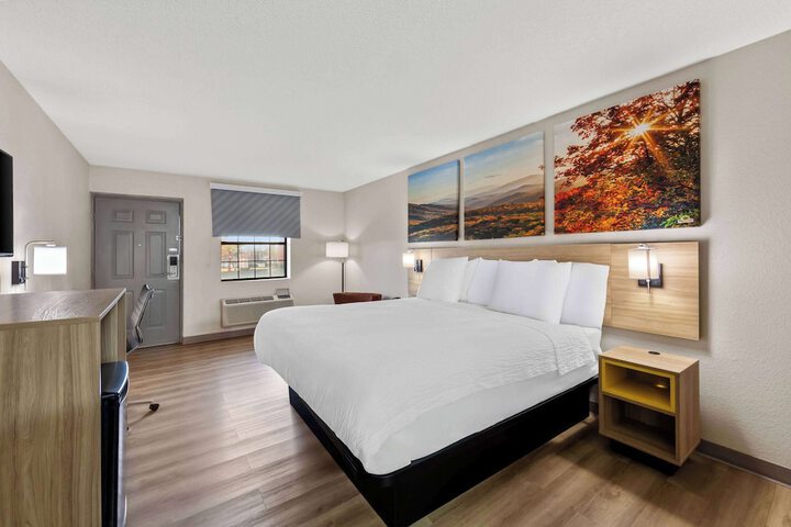 1 King Bed (12 of 18)