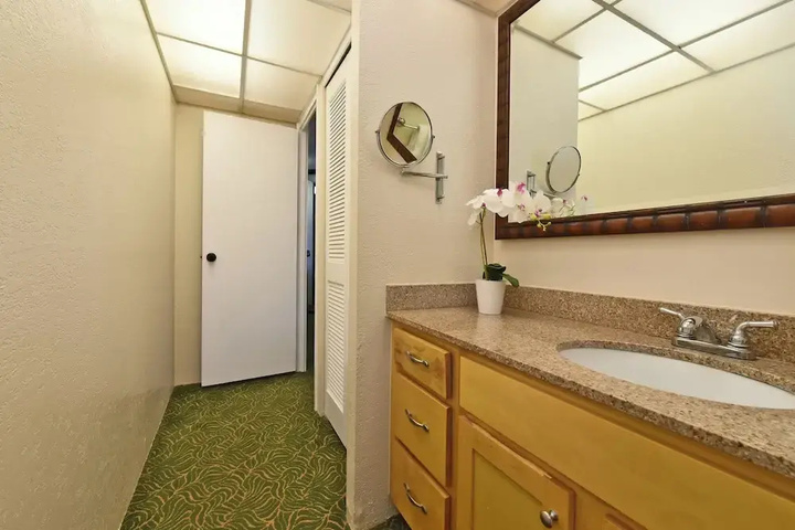 Room 9 of 30