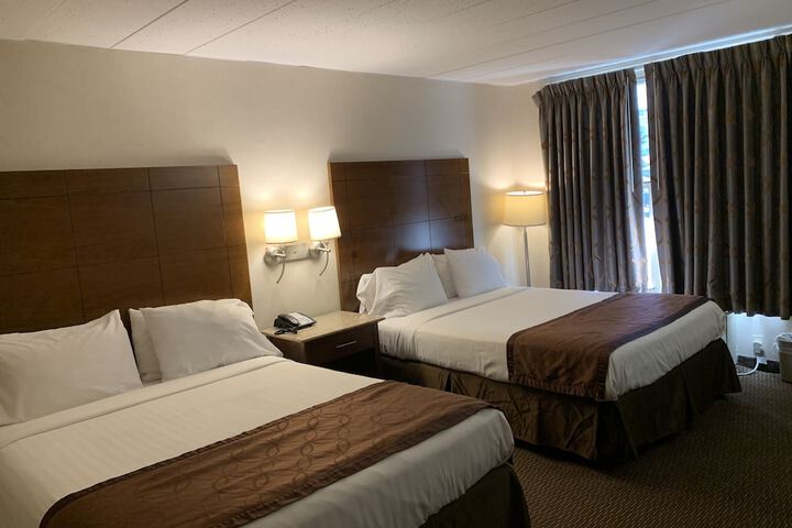 2 Queen Beds (16 of 17)